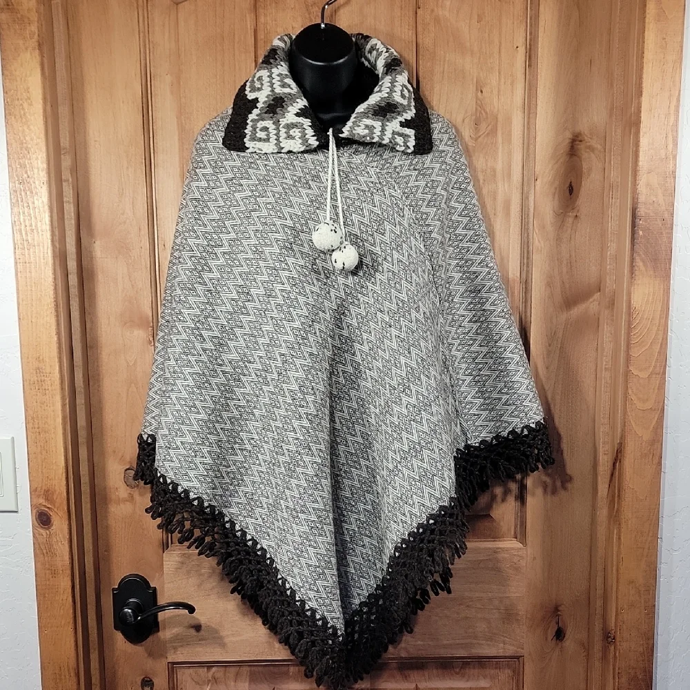 Loomed Wool & Cowhican Sweater Cape from South America - Picture 2 of 11